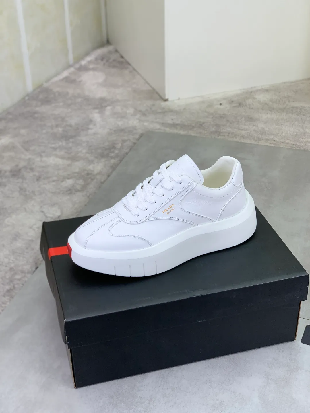 Men's shoes 💰P600💰[New model] The top version is available on the official website, 🆘 The trendy brand (Prada) mainly promotes the popular model, avant-garde and versatile fashionable men's shoes, private version mold opening, cowhide surface splicing 1:1.. Fashionable and simple, original imported cowhide lining cowhide feet; the atmosphere and personality are more fashionable, eye-catching and pursuing class. It will subvert the old idea and be a must-have for fashion trendsetters with you! Must keep it for yourself! Tall and comfortable, large and low, high-end quality workmanship. The new high-end outsole on the official website. Size: 38-45. Available in black and white.